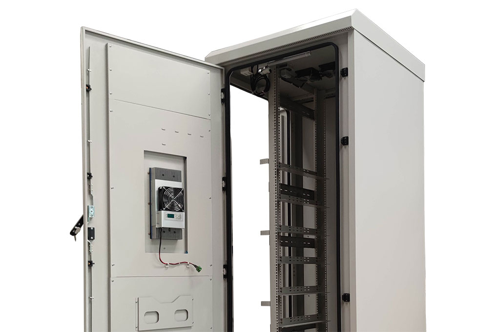outdoor-telecom-cabinet-witth-tec-cooler