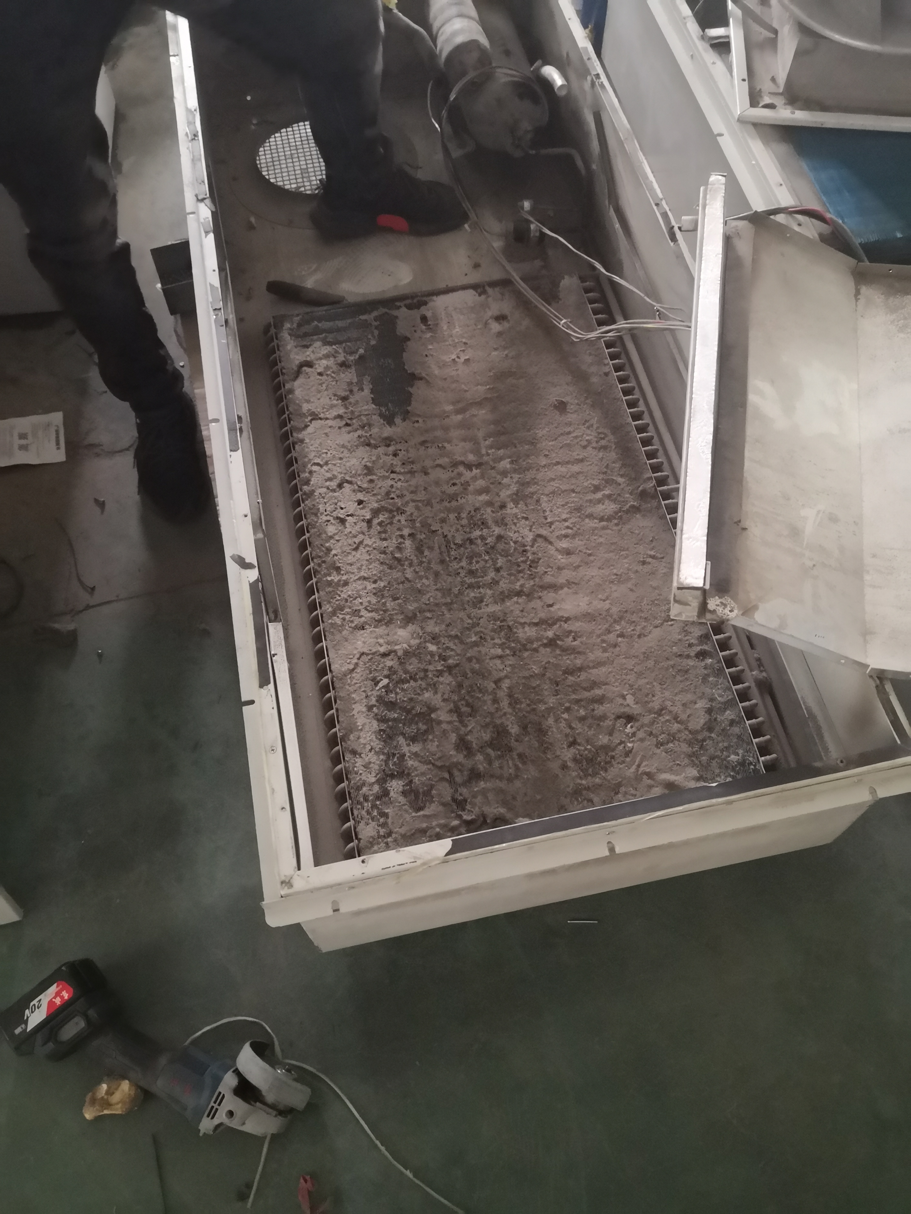 Cabinet air conditioner maintenance and condenser cleaning (2).jpg